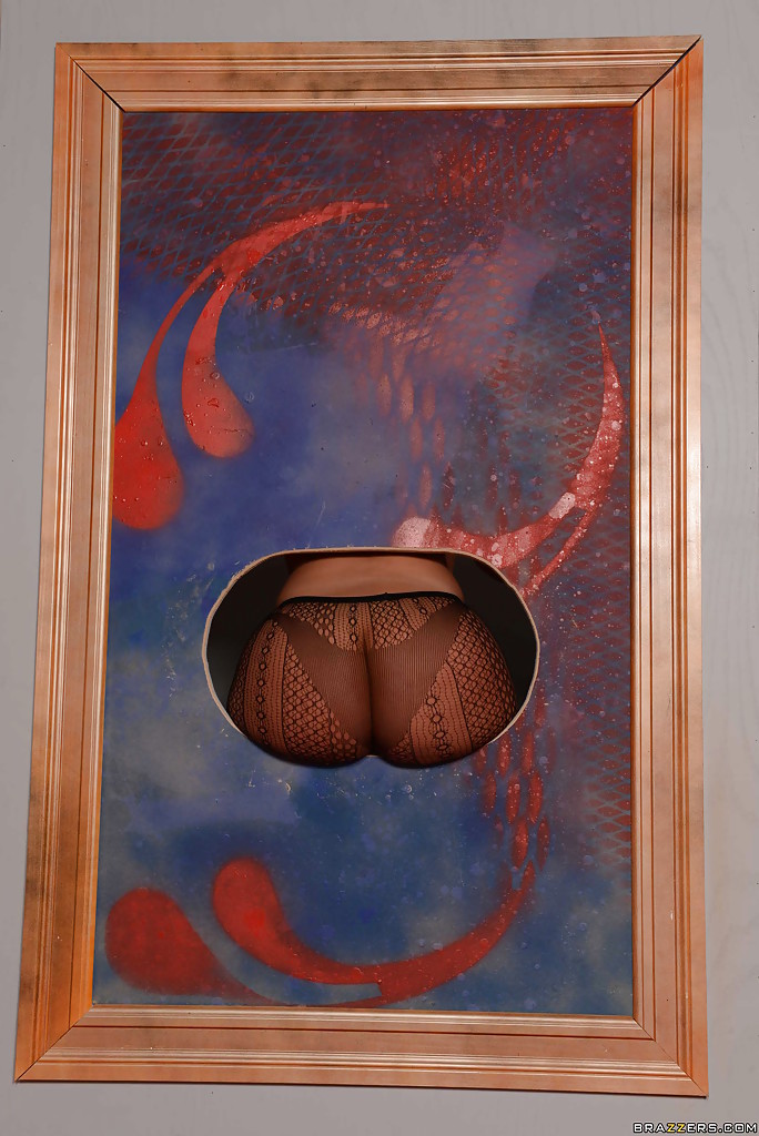 Блондинка Julie Cash голышом примеряет фон картины для своей задницы секс фото и порно фото