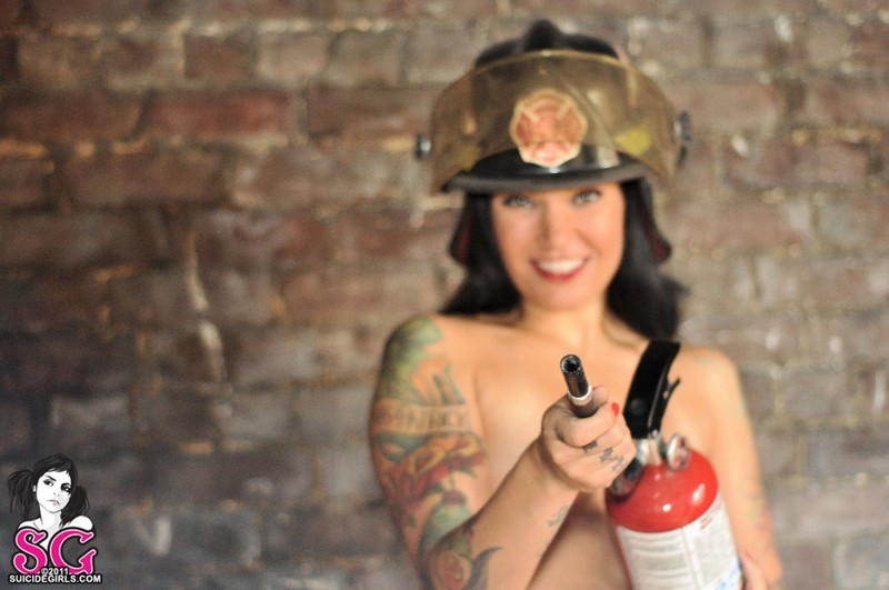Брюнетка с татуировками снимает с себя одежду пожарного в нежилом помещении секс фото и порно фото