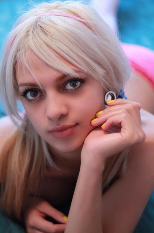 Русская блондинка позирует и мечтает о пенисе негра секс фото и порно фото
