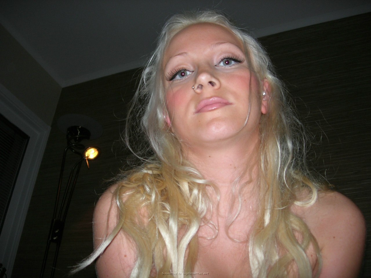 Гламурная блондинка примеряет разные трусики и позирует голая секс фото и порно фото