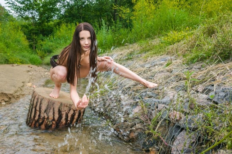 Эротика от длинноволосой модели на пеньке в деревенской речке секс фото и порно фото
