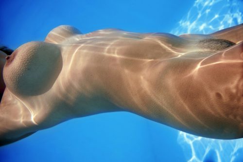 Голые киски девушек в бассейне под водой секс фото и порно фото