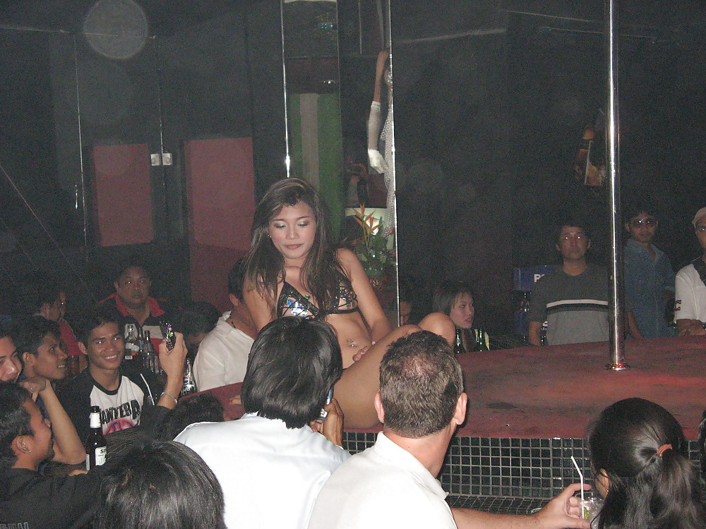 Азиатки танцуют стриптиз в эротическом белье и сапогах у шеста секс фото и порно фото