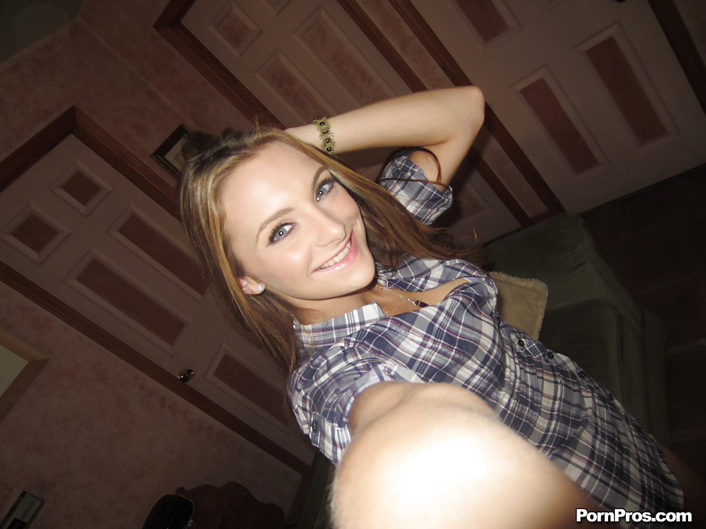 Молодая американка в рубашке позирует дома на камеру Айфона секс фото и порно фото