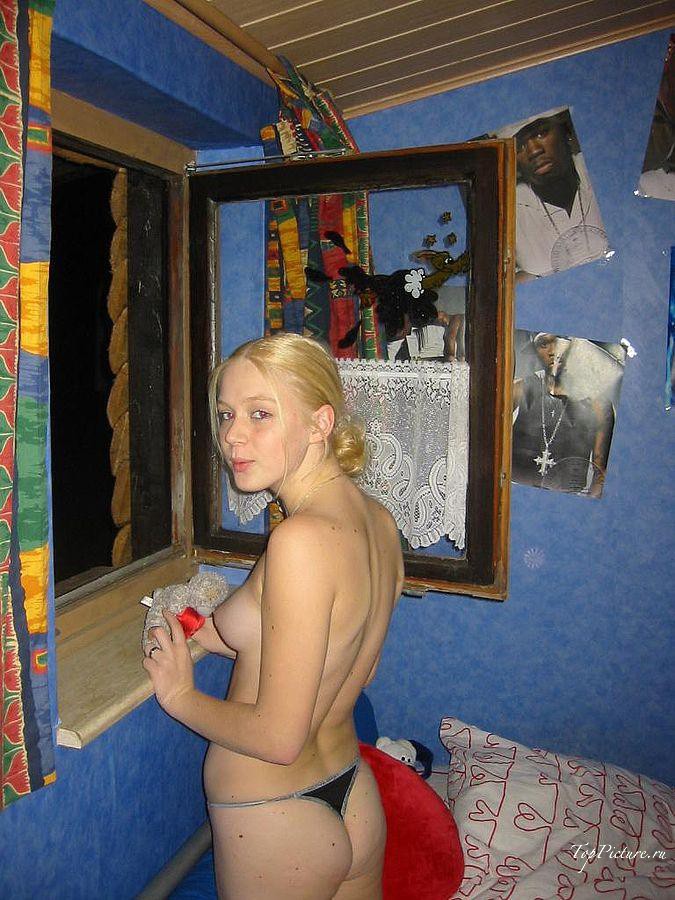 Московская студентка эротично позирует парню перед сексом секс фото и порно фото