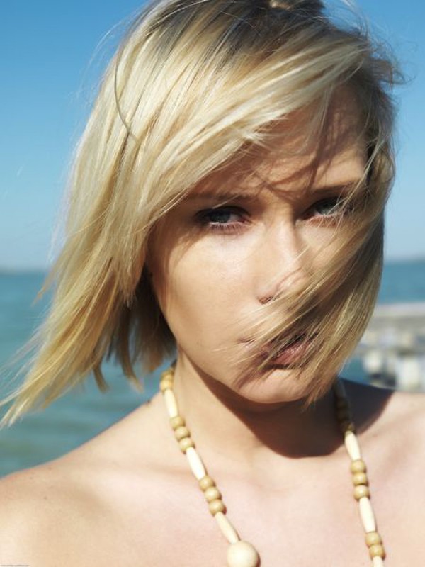 Красивая эротика со стройной блондинкой на морском побережье секс фото и порно фото