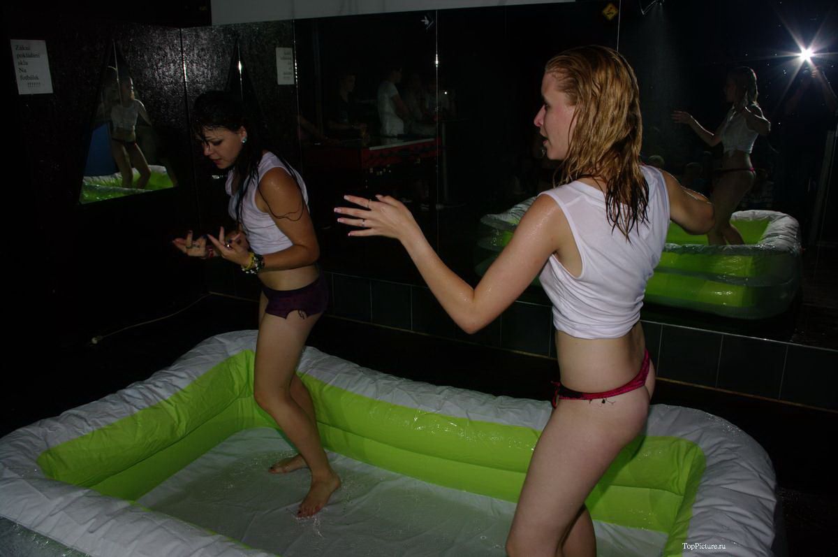 Пьяные телки устроили конкурс мокрых маек на вечеринке секс фото и порно фото