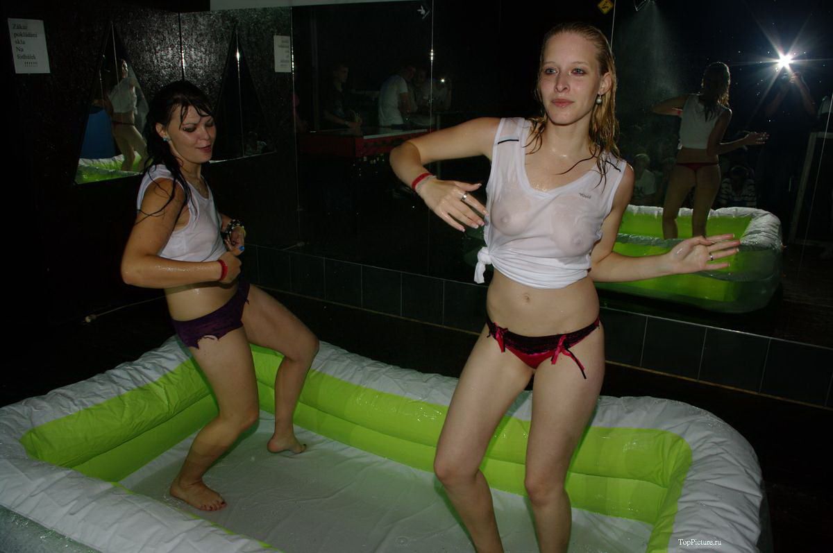 Пьяные телки устроили конкурс мокрых маек на вечеринке секс фото и порно фото